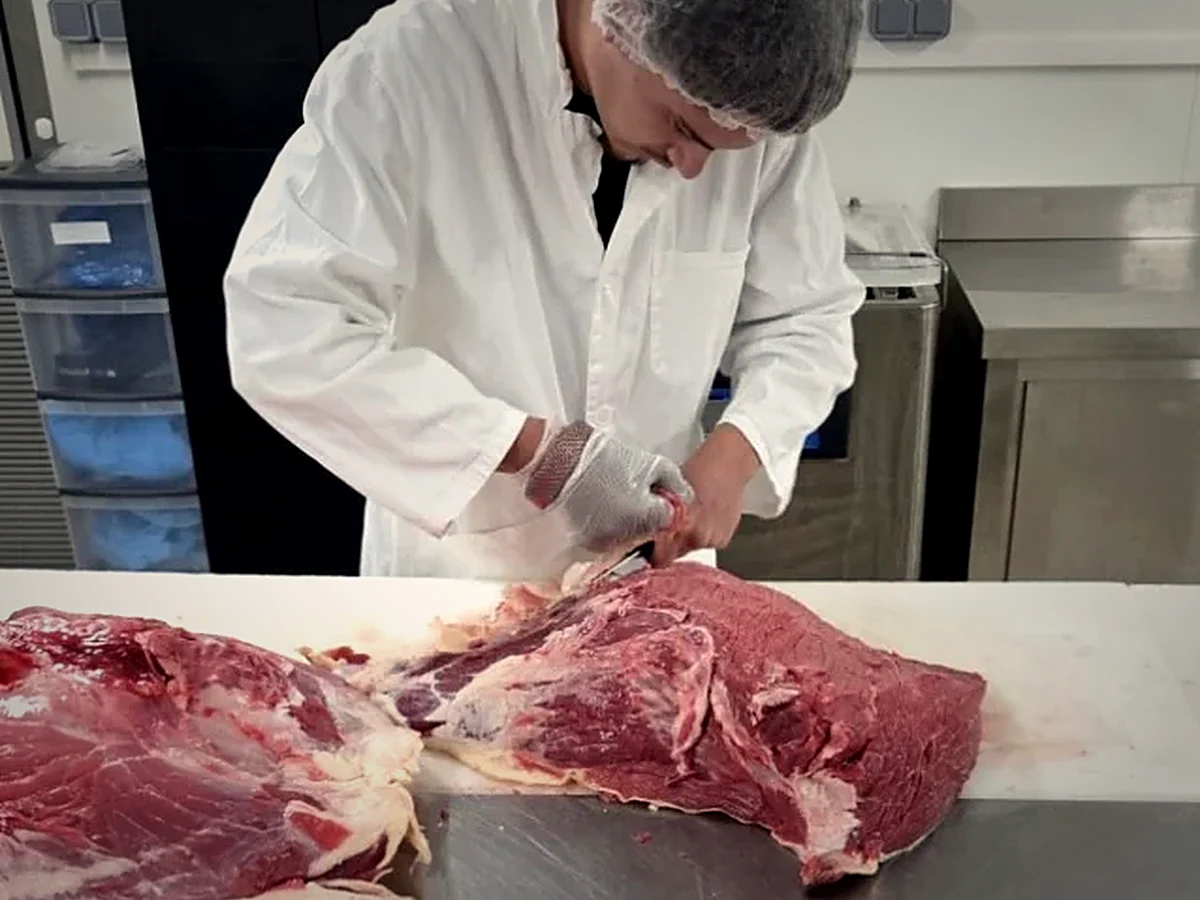 Découpe sur mesure d'une pièce de bœuf au laboratoire Breton Viande