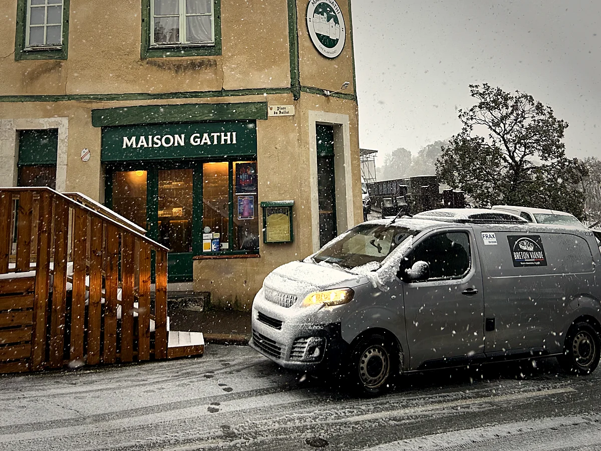 Camion Breton Viande en livraison chez un client professionnel